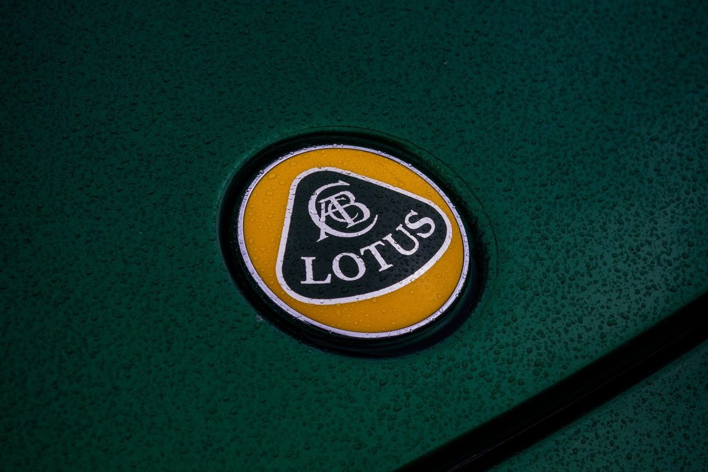 Lotus badge with the Chapman monogram on a green car